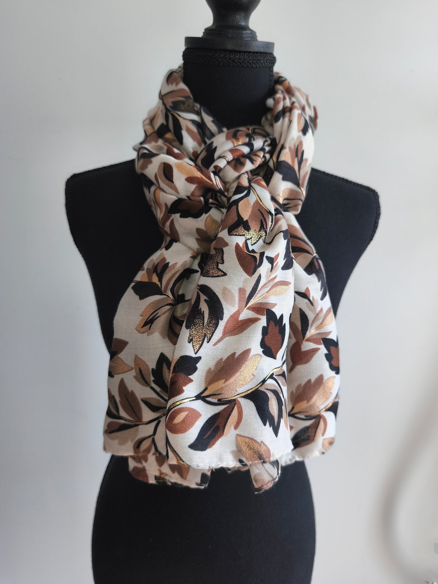 Echarpe beige imprimé feuilles