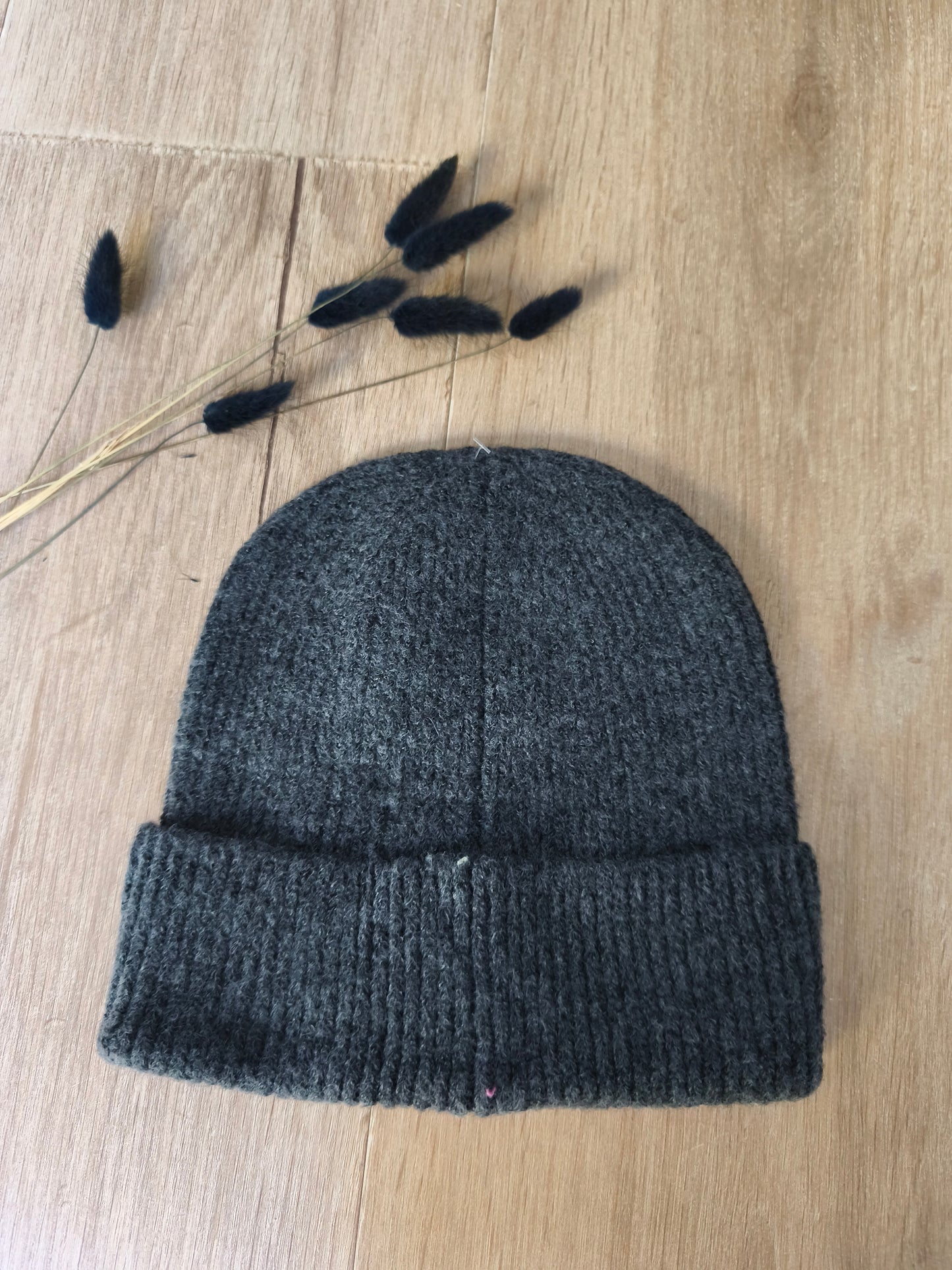 Bonnet gris cœur rose