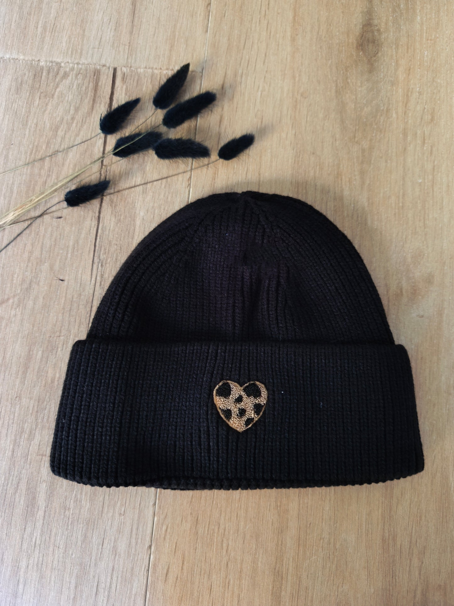 Bonnet noir cœur léopard