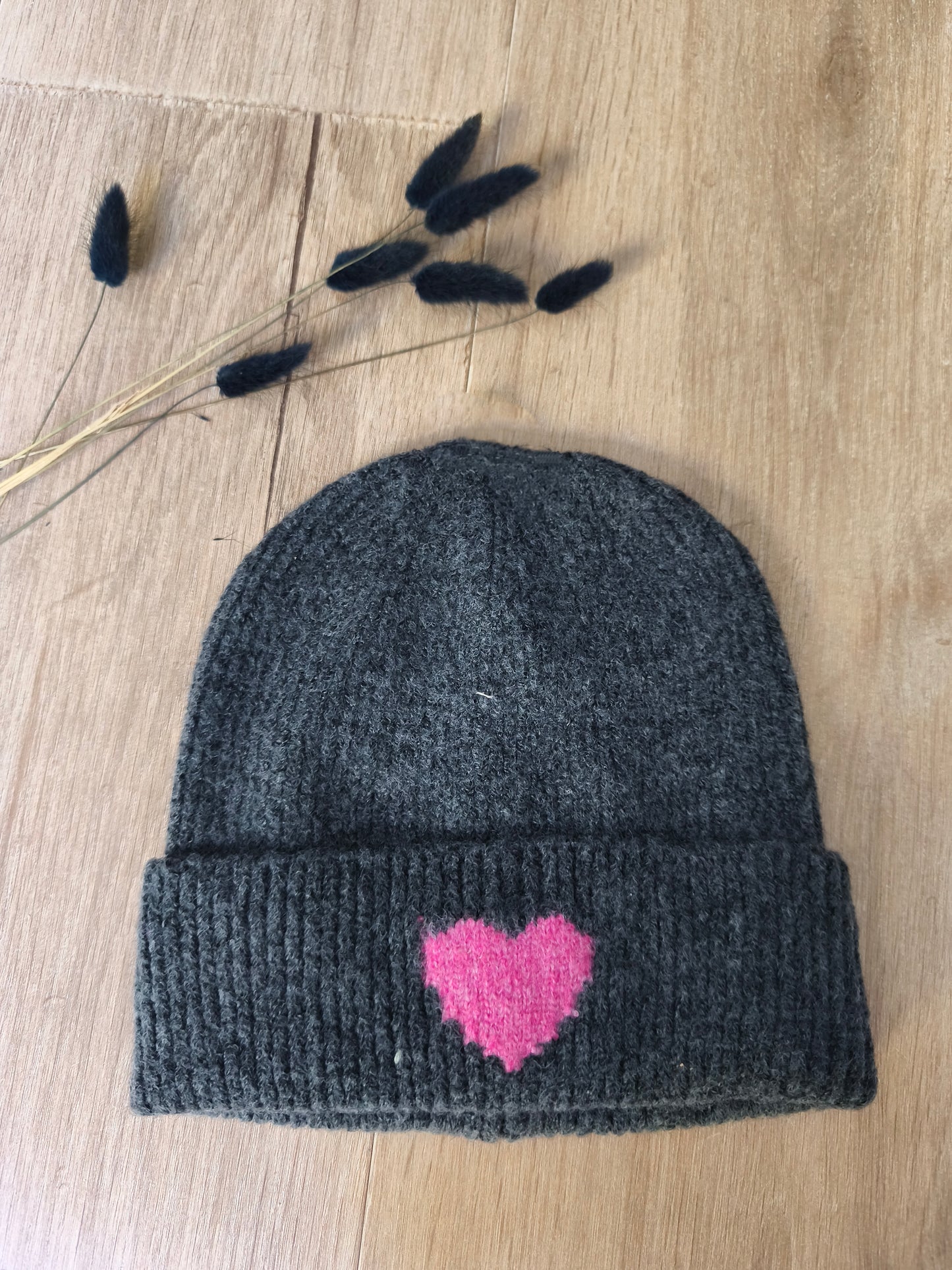 Bonnet gris cœur rose