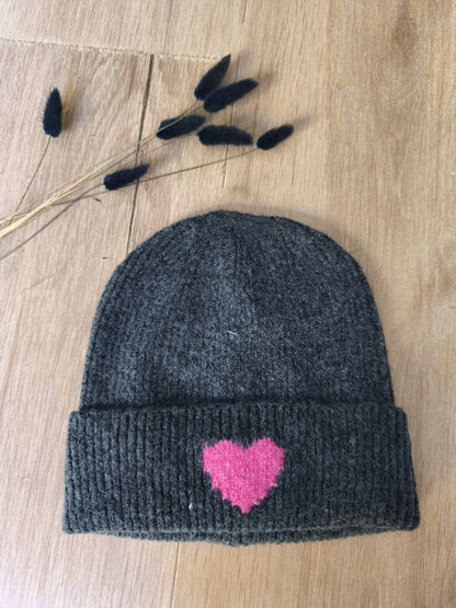 Bonnet gris cœur rose