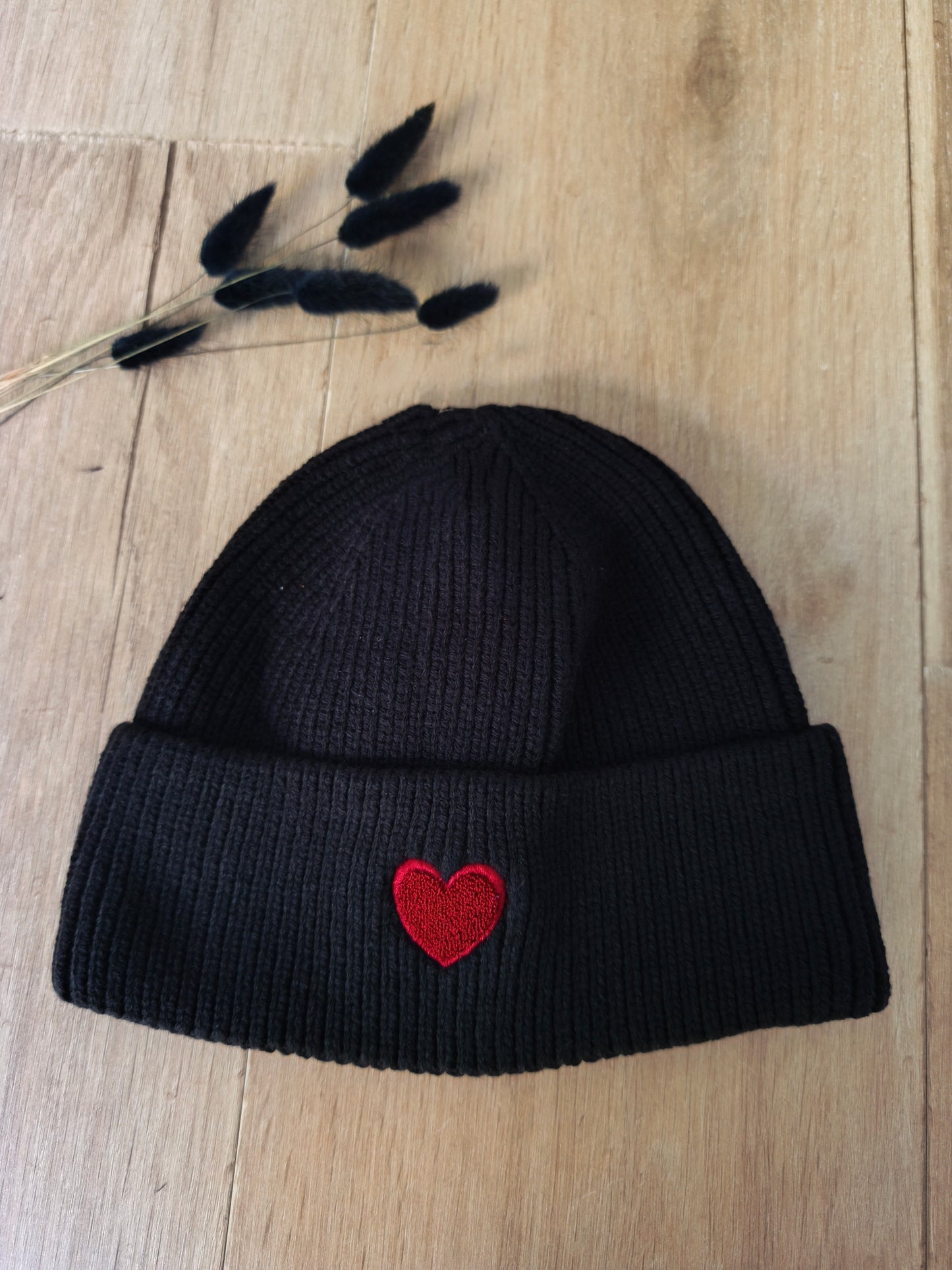 Bonnet noir cœur rouge brodé