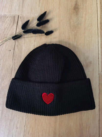 Bonnet noir cœur rouge brodé