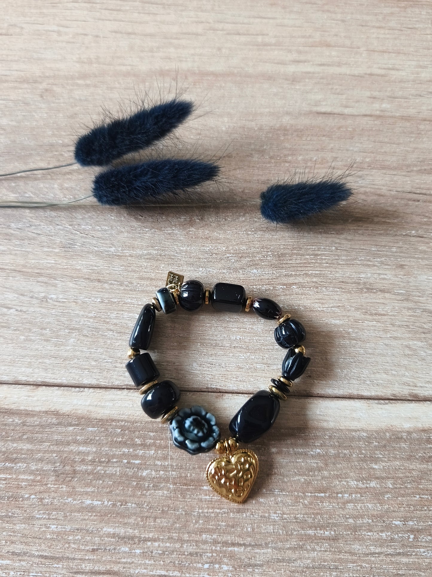 Bracelet perles noires et cœur doré