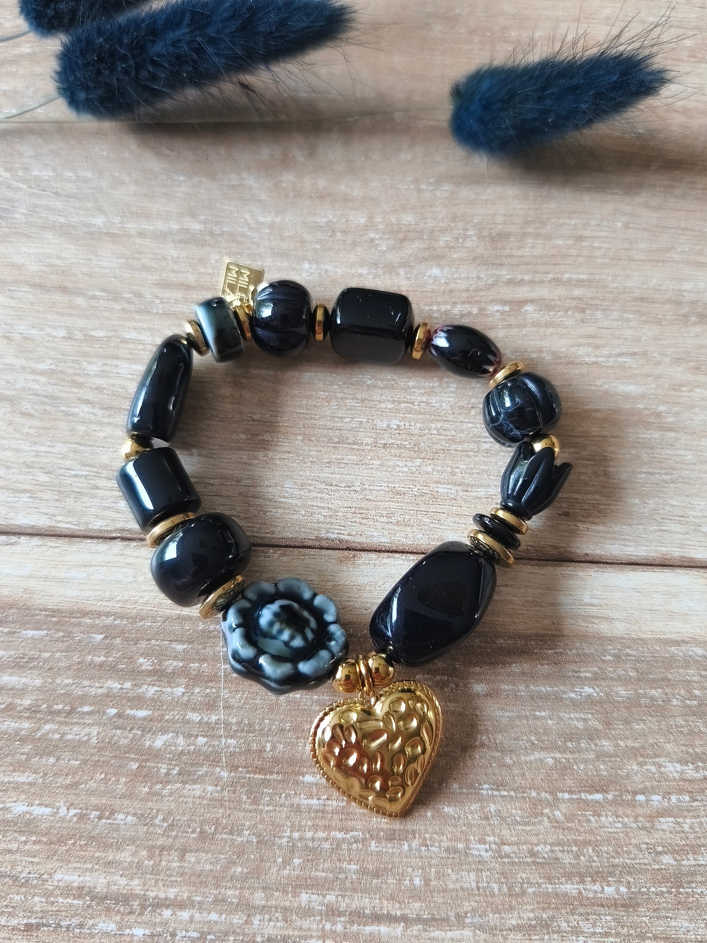 Bracelet perles noires et cœur doré