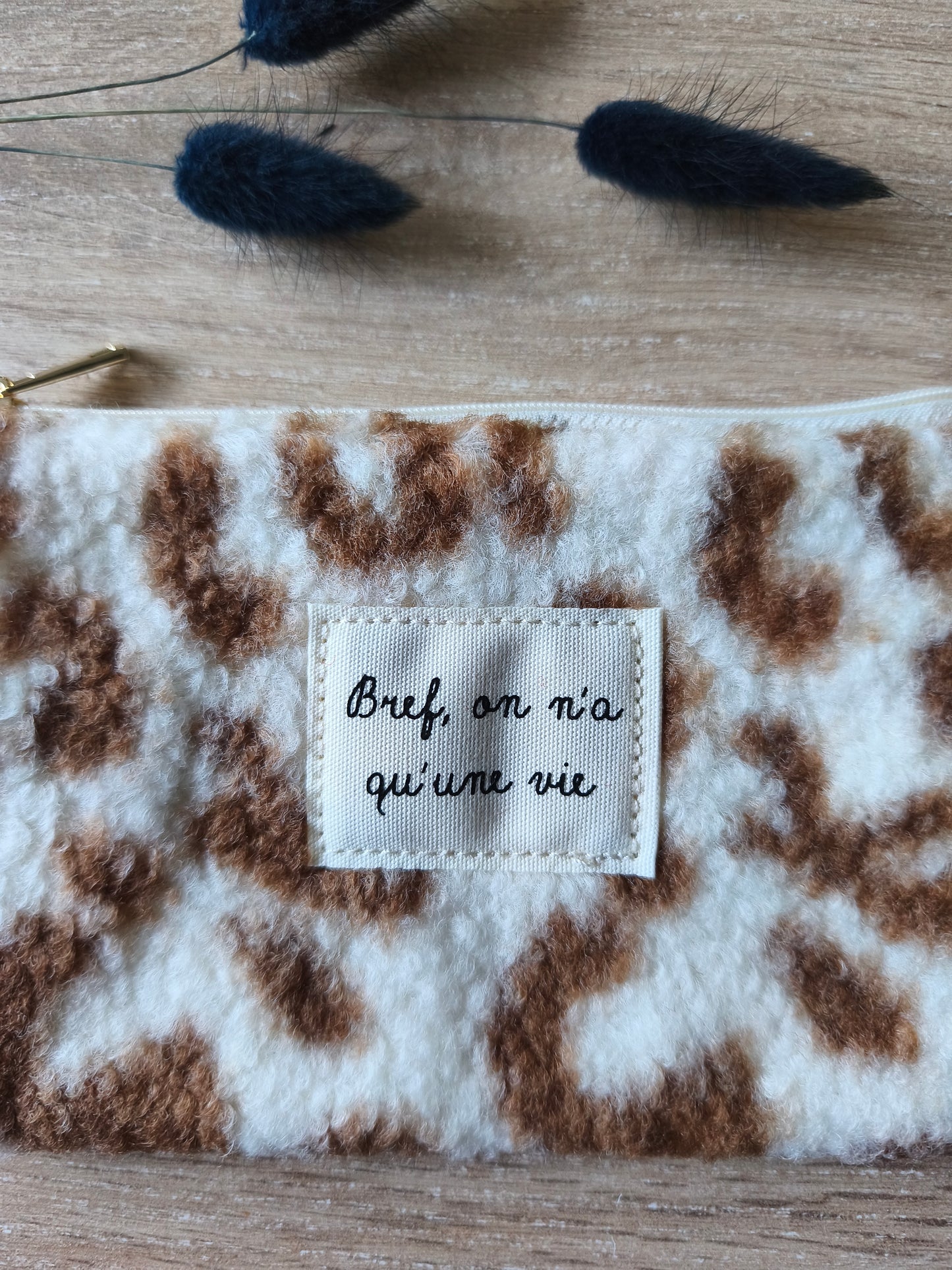 Pochette léopard "Bref on n'a qu'une vie"