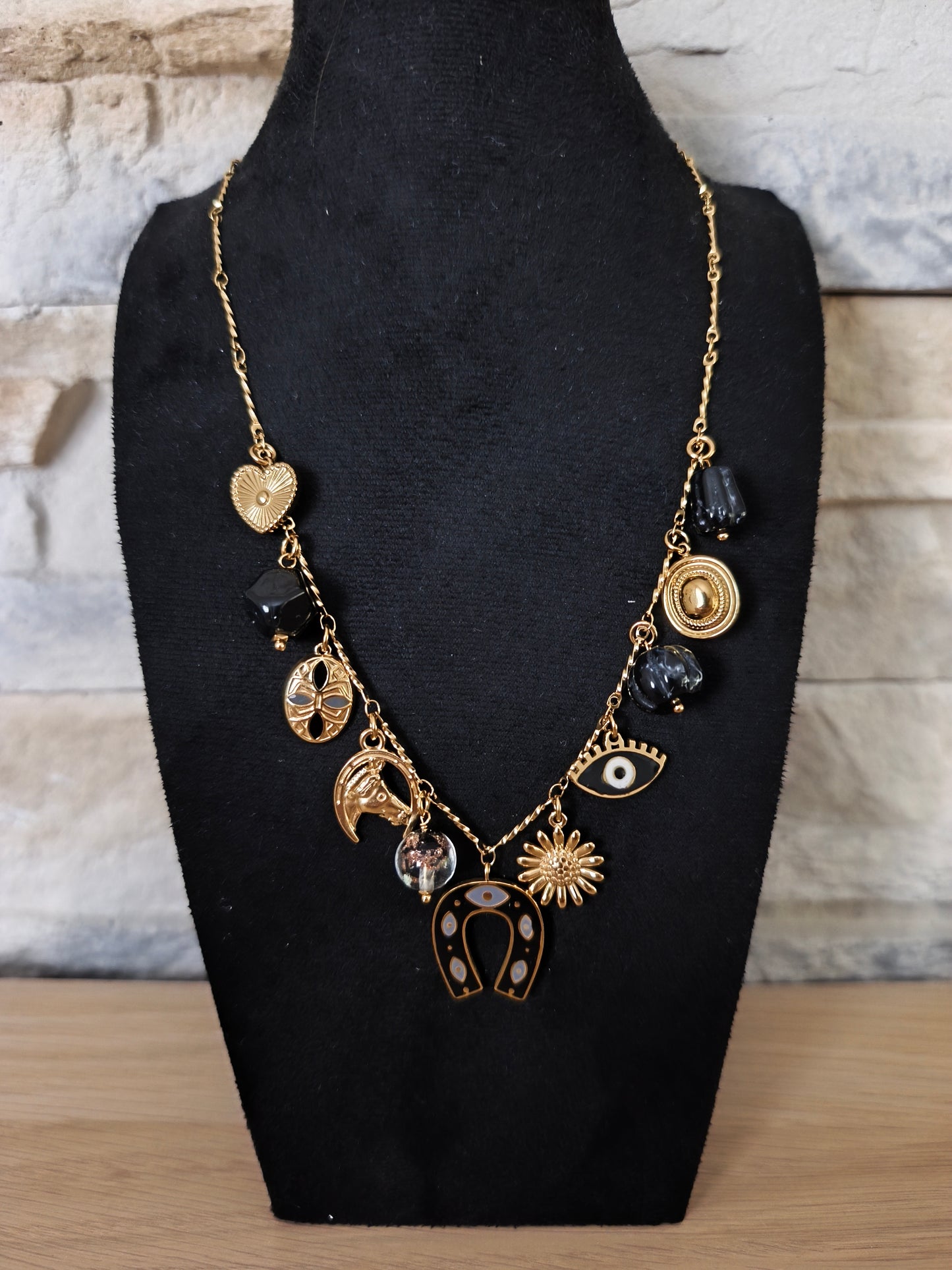 Collier doré à pendentifs mystiques