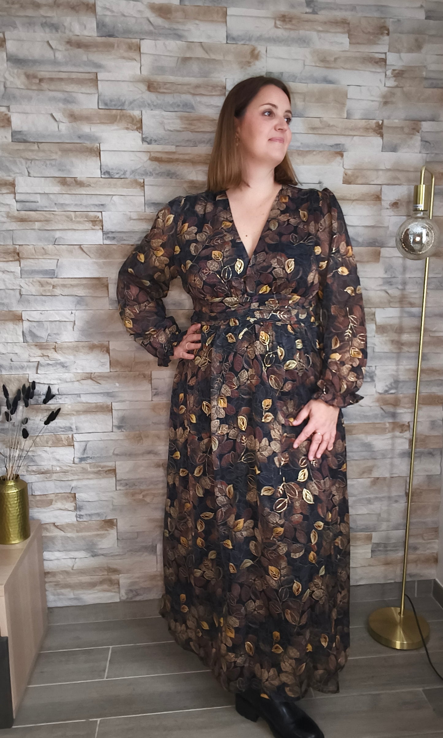 Robe noire feuilles dorées