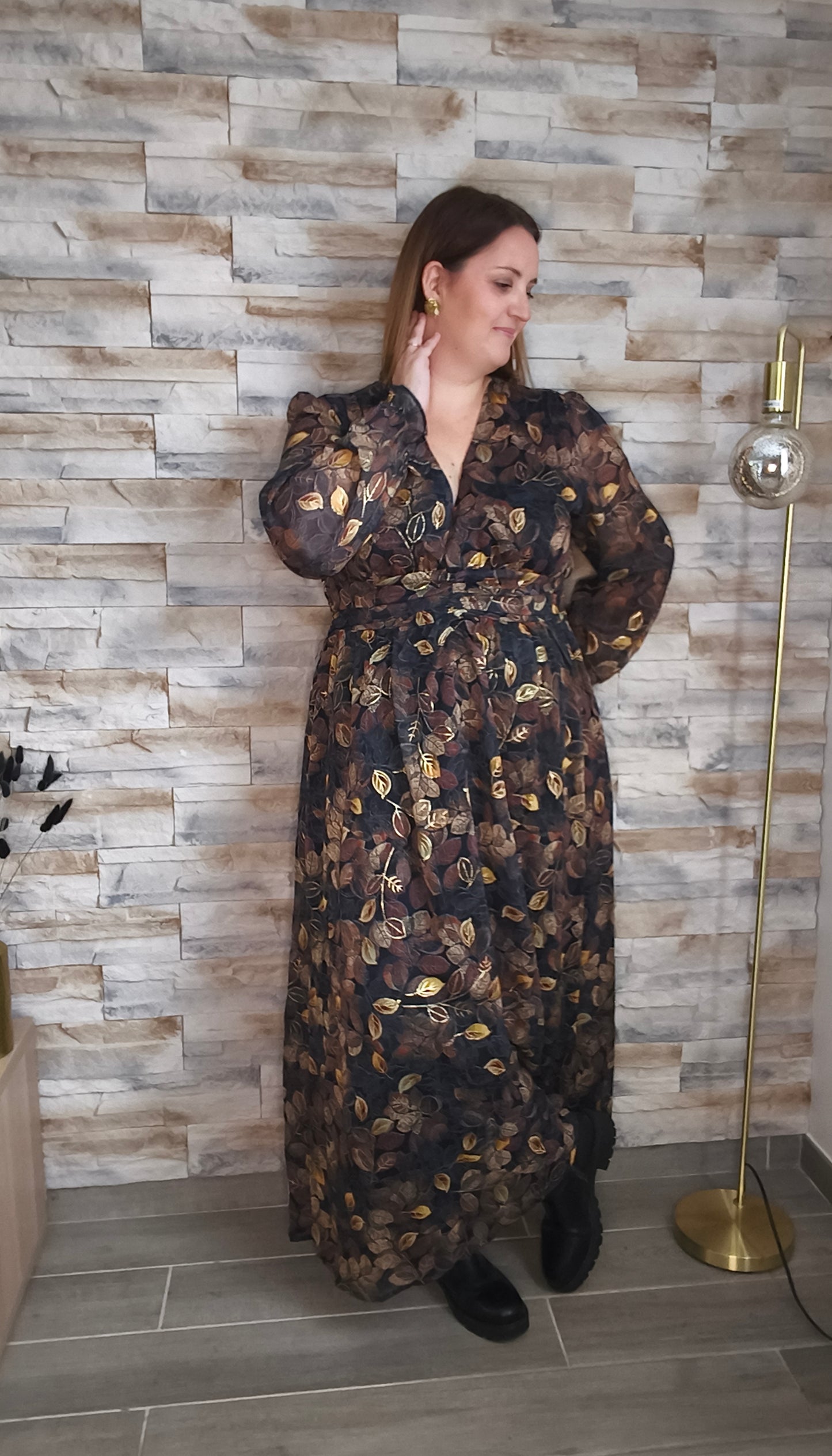Robe noire feuilles dorées