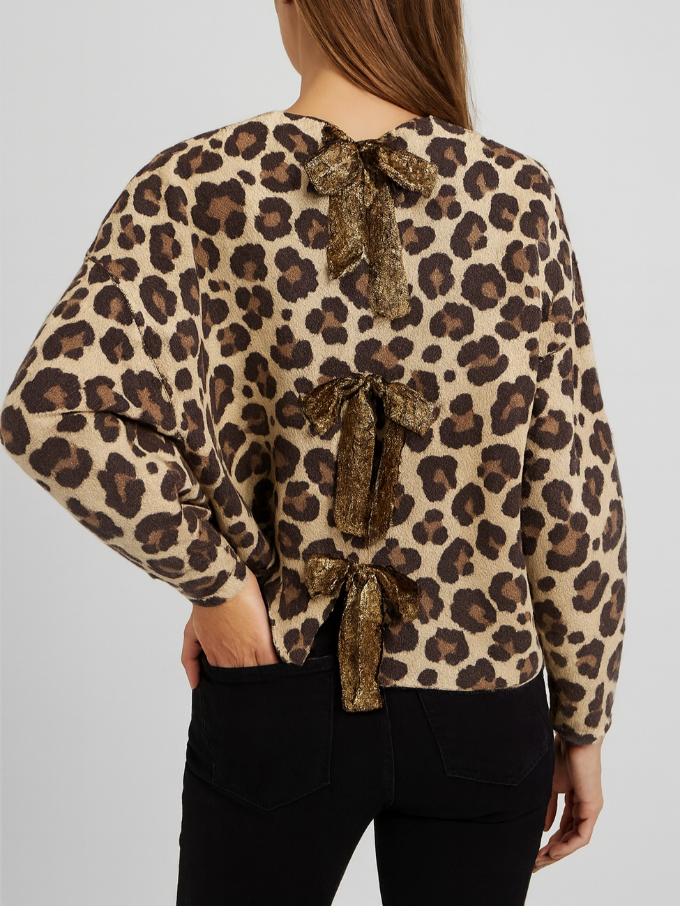 Pull léopard avec nœuds dorés