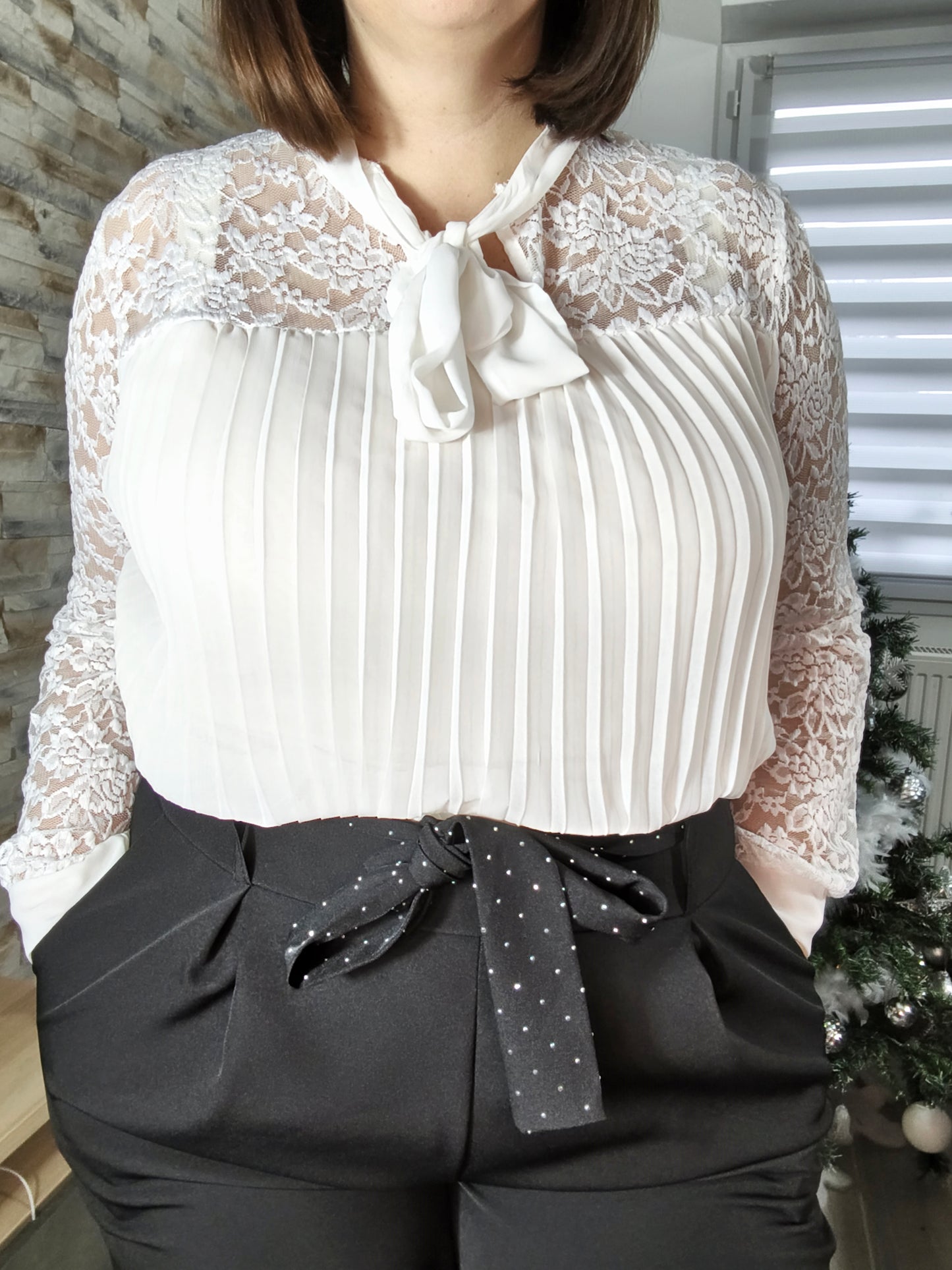 Blouse blanche plissée en dentelle