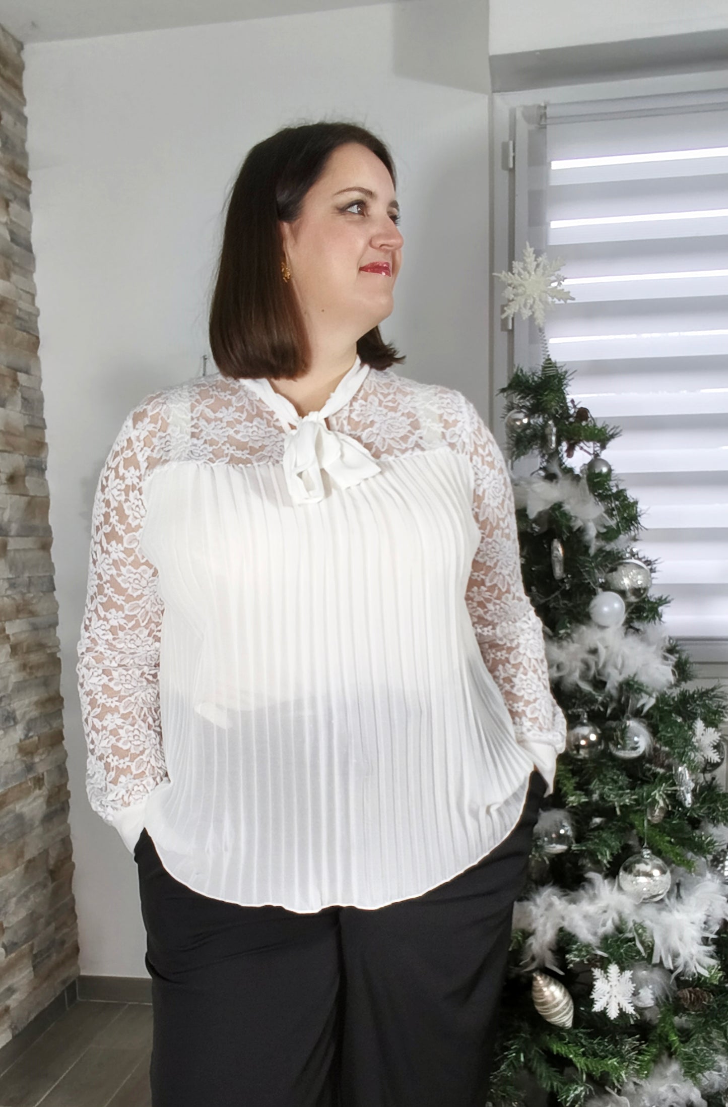 Blouse blanche plissée en dentelle