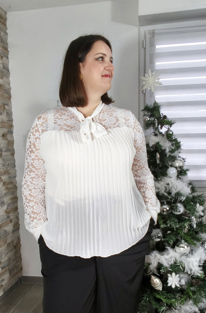 Blouse blanche plissée en dentelle