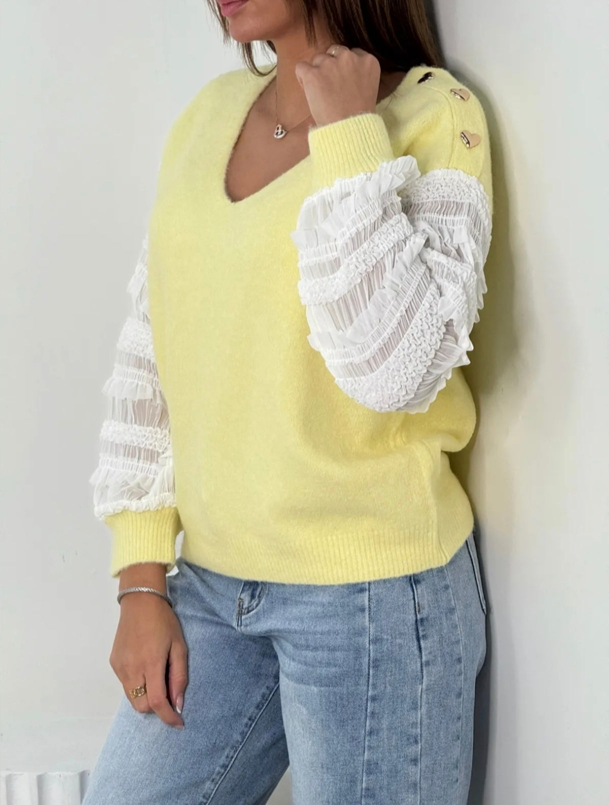 Pull jaune à manches plissées et boutons dorés