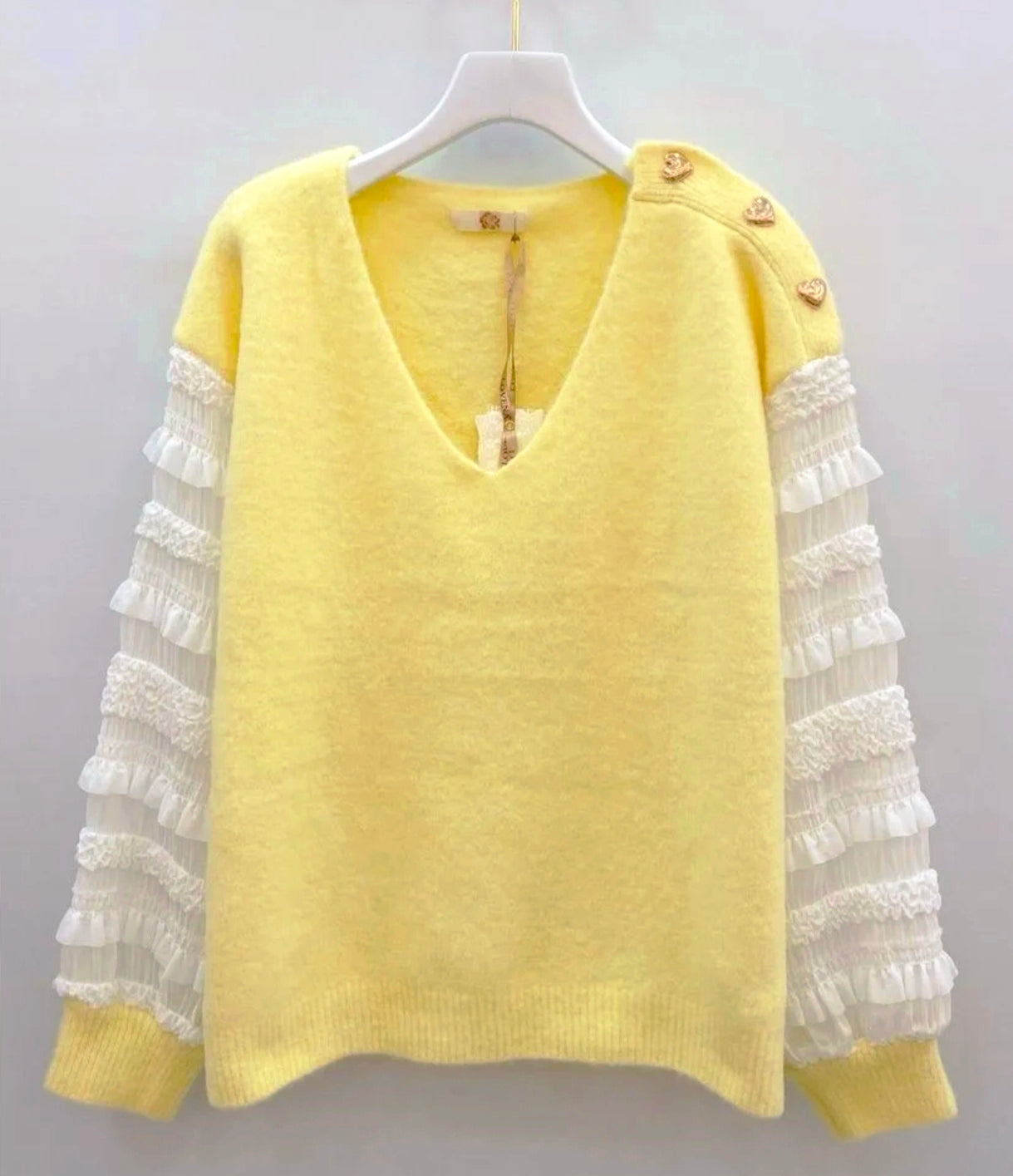 Pull jaune à manches plissées et boutons dorés