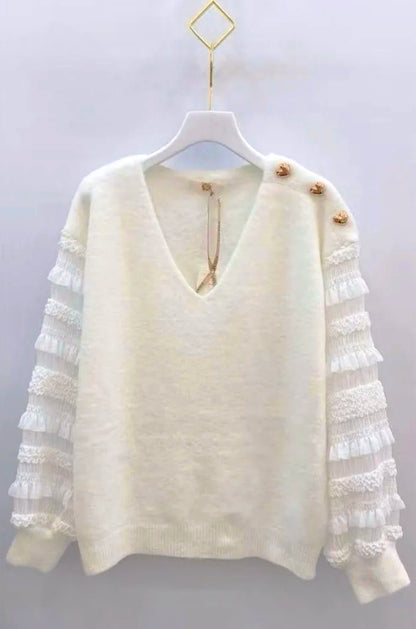 Pull blanc à manches texturées et boutons dorés