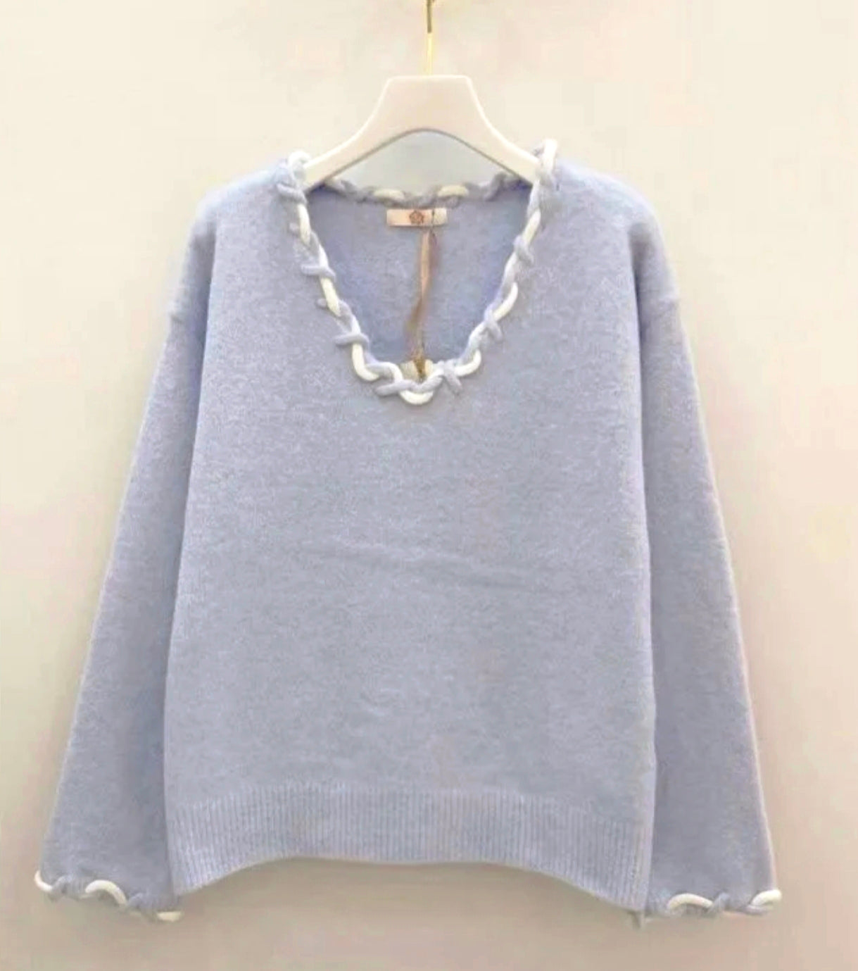 Pull bleu ciel à détails tressés