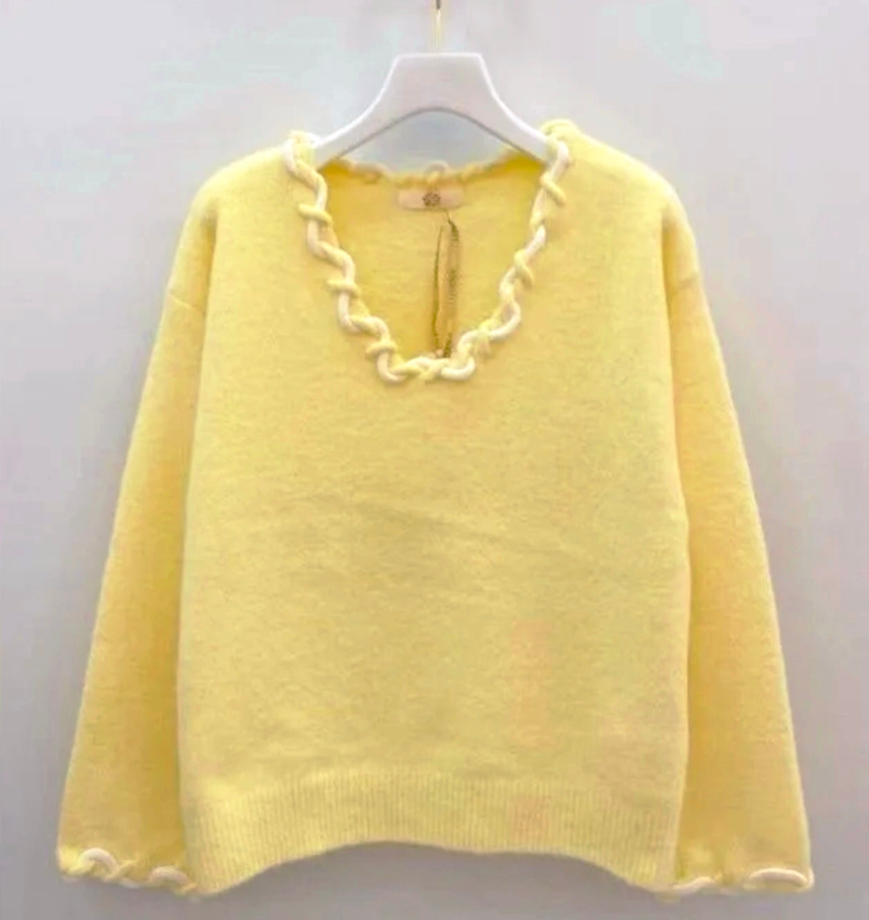Pull jaune pastel à détails tressés