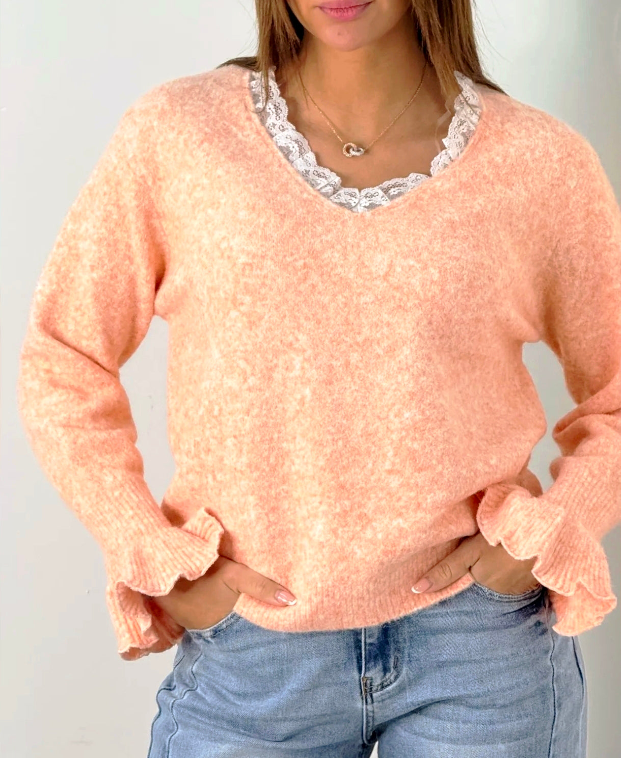Pull pêche à col V et dentelle