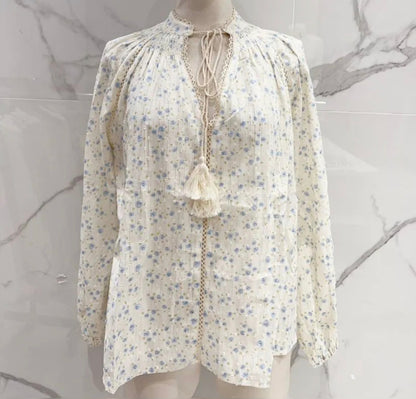 Blouse crème à fleurs bleues