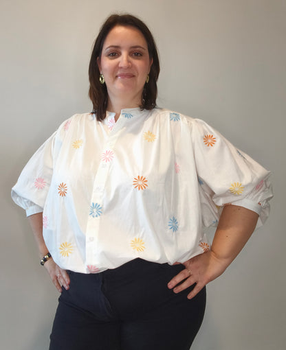 Chemise brodée fleurs multicolores
