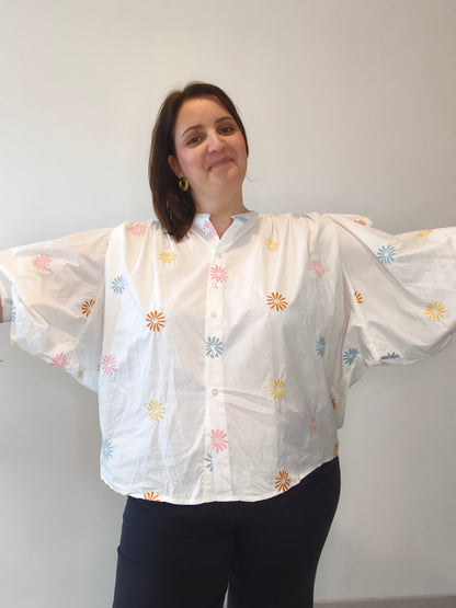 Chemise brodée fleurs multicolores