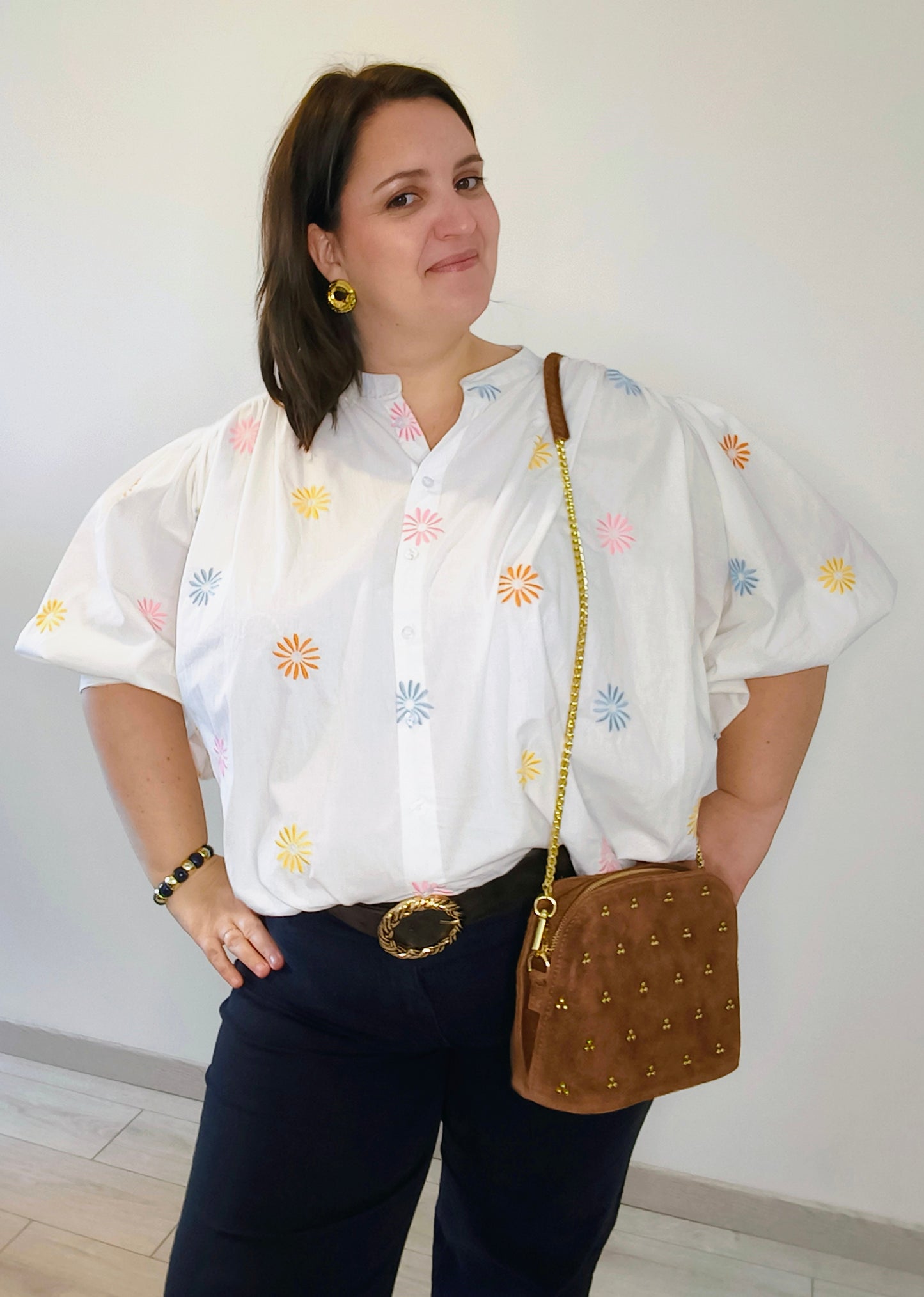 Chemise brodée fleurs multicolores
