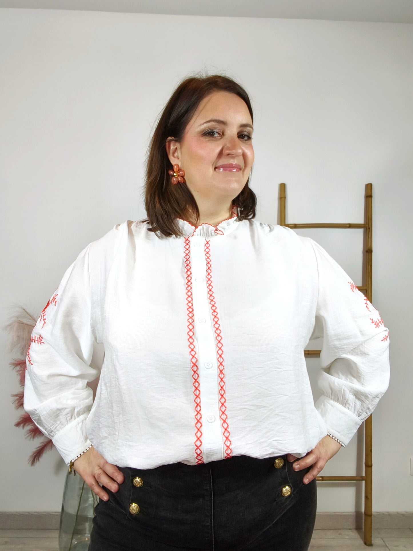 Chemise blanche brodée corail