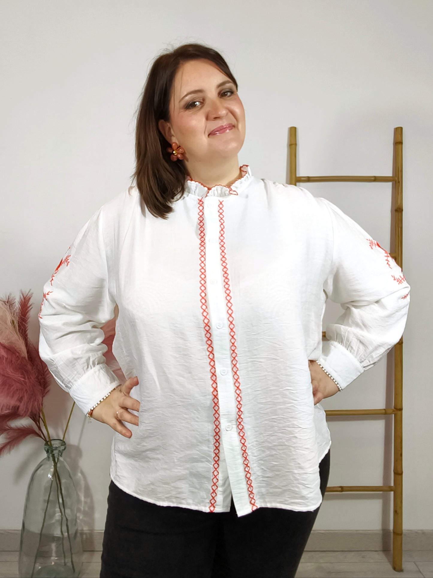 Chemise blanche brodée corail