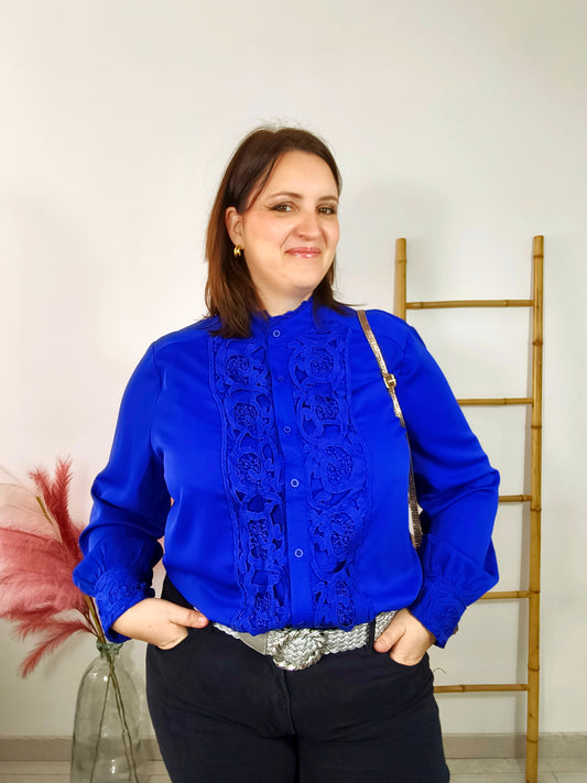 Chemise bleu royal à détails dentelle