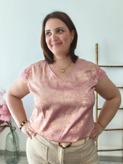Top rose satiné à dentelle