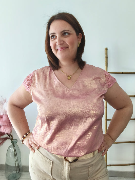 Top rose satiné à dentelle
