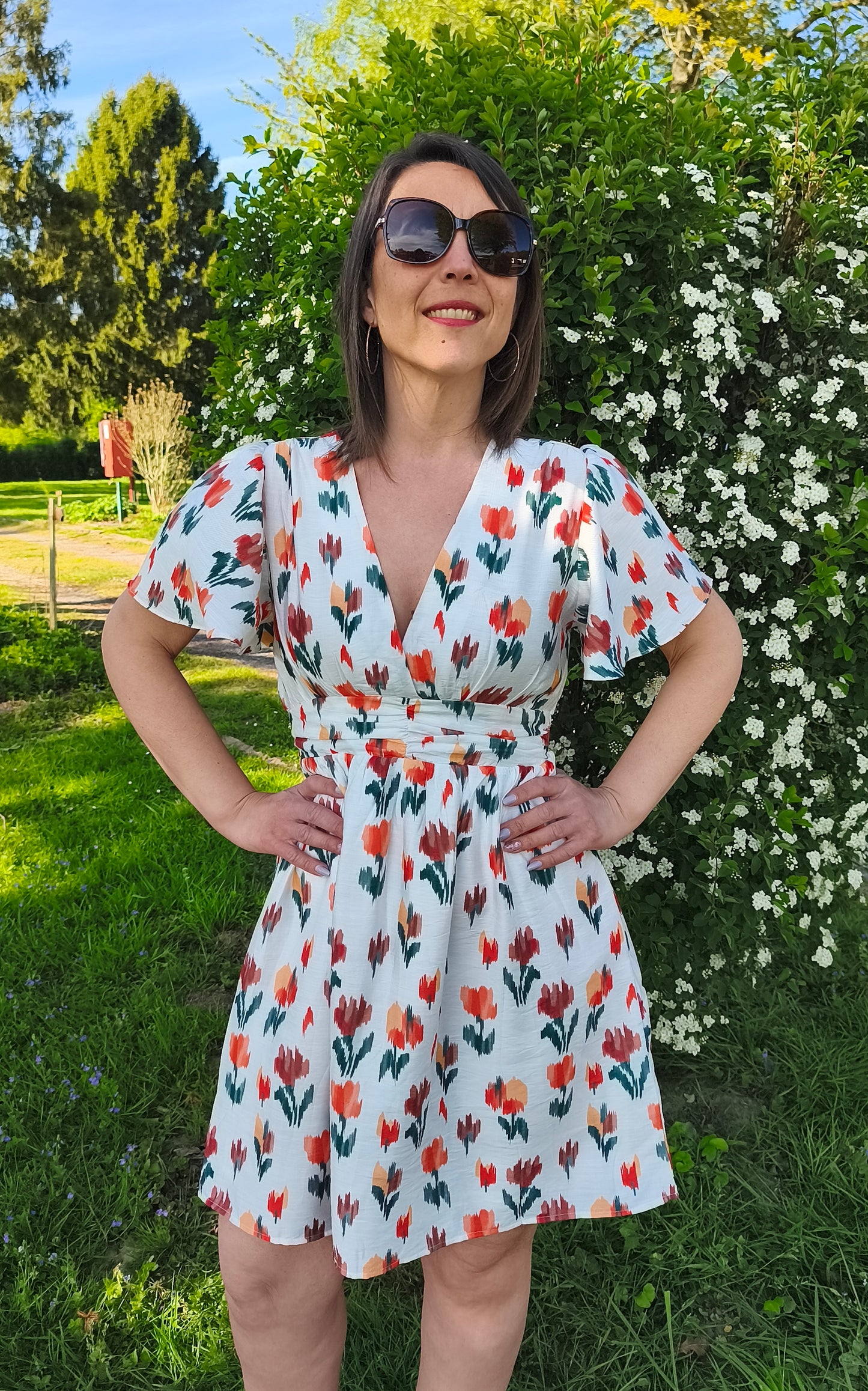 Robe blanche à motifs tulipes