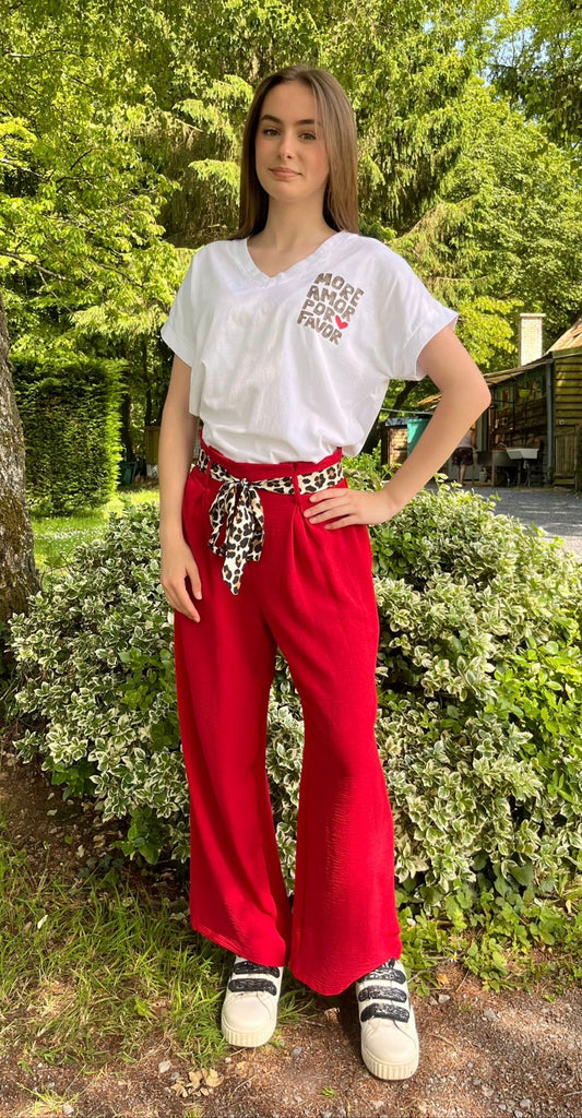 Pantalon rouge avec ceinture léopard