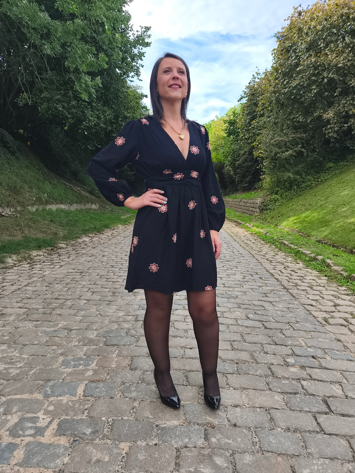 Robe noire à fleurs rouges