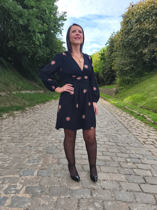 Robe noire à fleurs rouges
