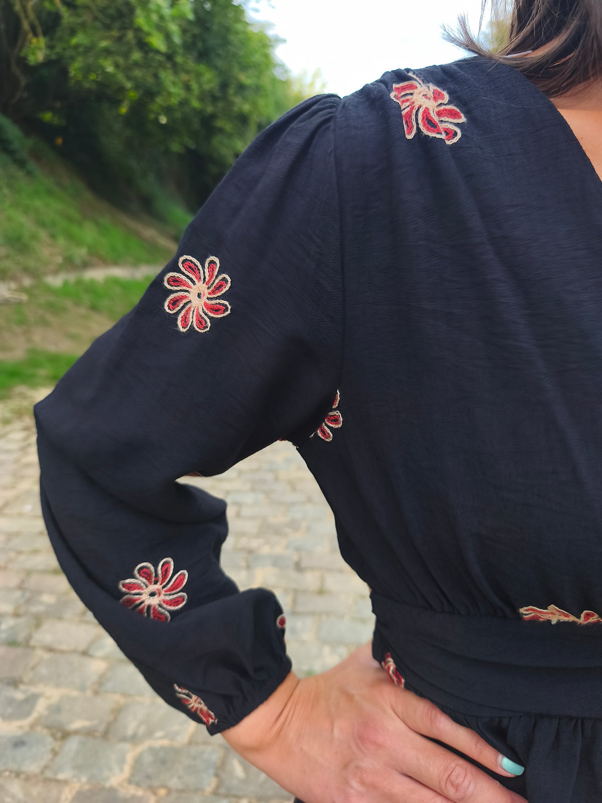 Robe noire à fleurs rouges