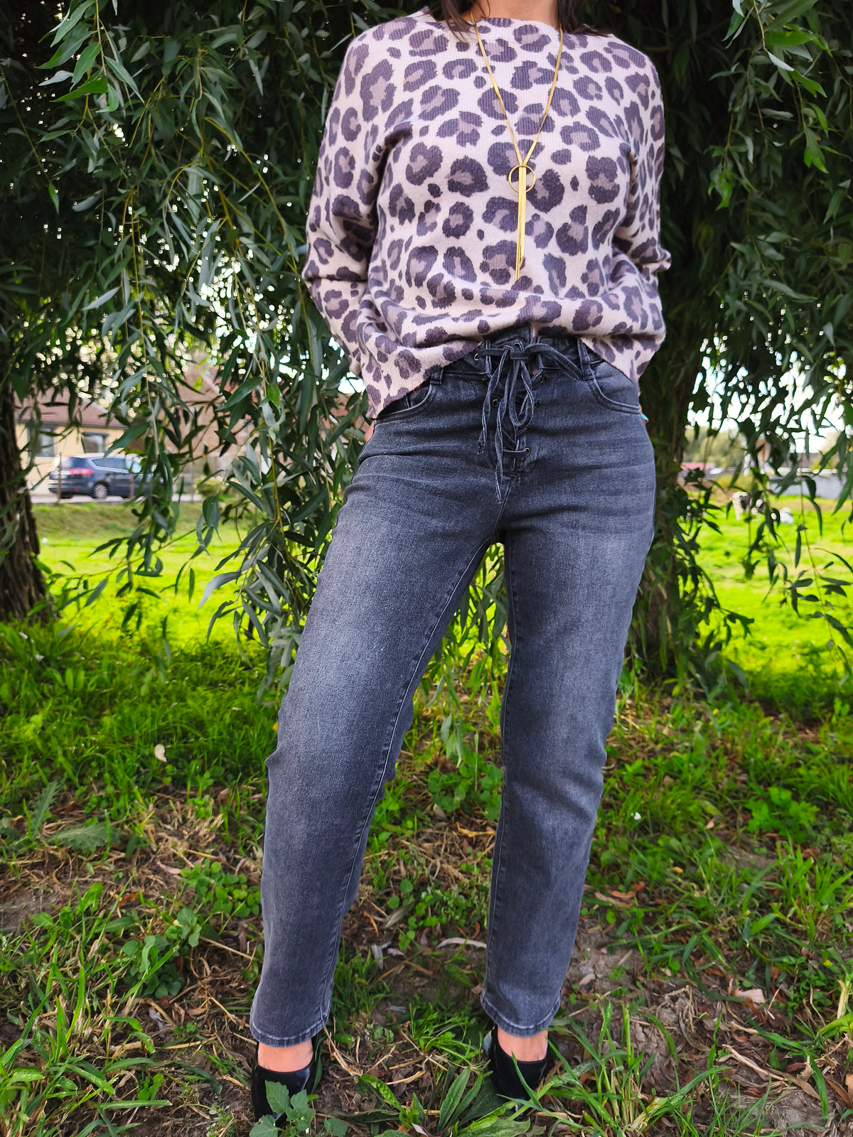 Jean gris délavé à lacets